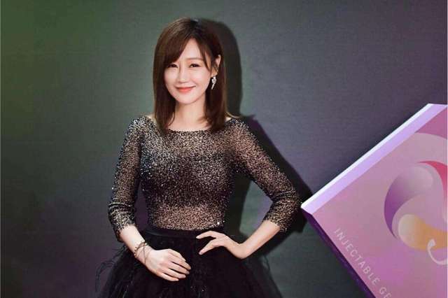 薛佳凝近照丝袜配凉鞋,露雪白双腿,41岁皮肤保养的真好!