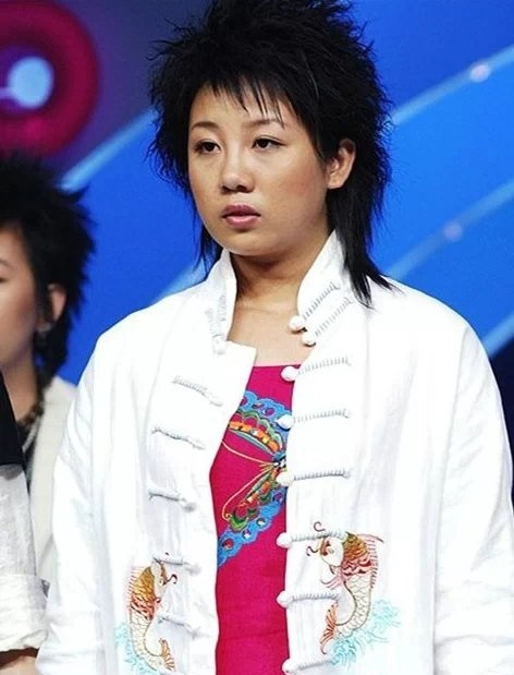 06年参加超女被嘲像大妈,嫁阿宝成功逆袭,今35岁整容变少女