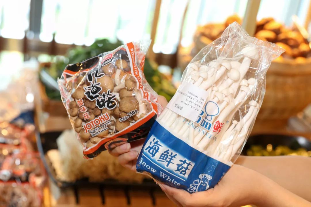 除了牛肉外,还有将近30种配菜任你涮,各类蔬菜,丸子统统畅吃,还有袋装