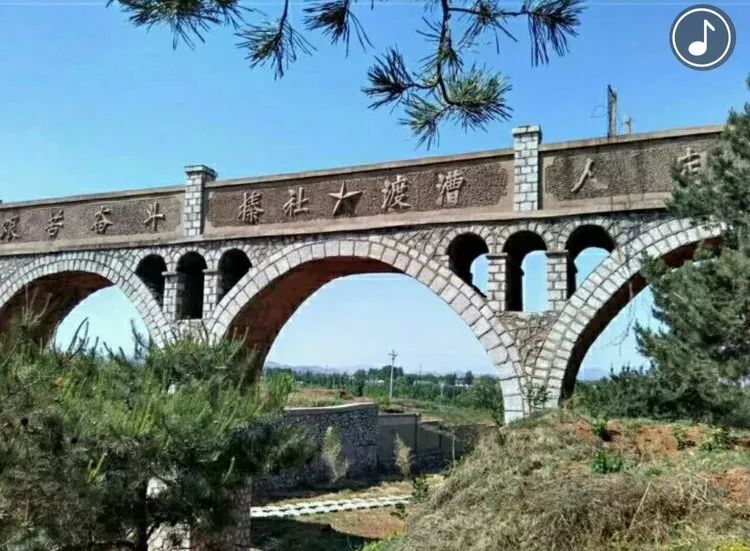 至今还巍然屹立着的高耸入云的王家岭大渡槽,蜿蜒坚牢的南平庄大水渠