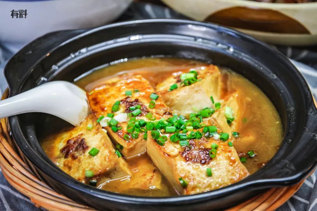 这款砂锅豆腐类似于客家酿豆腐