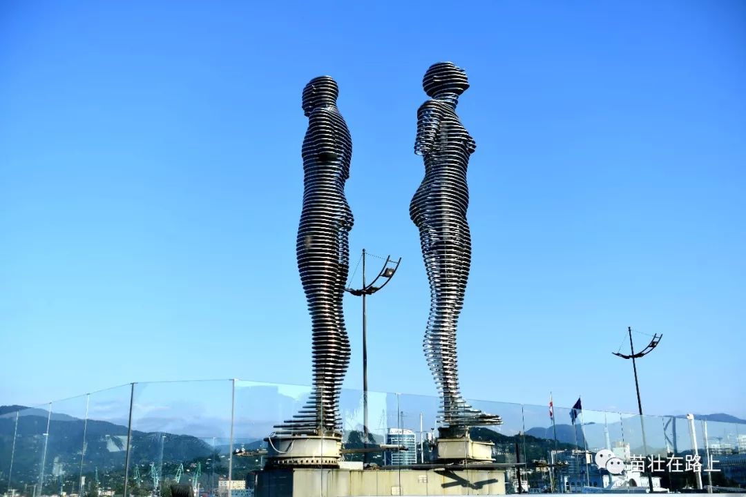 20190803在黑海之滨巴统的悠闲生活爱之雕像aliandnino