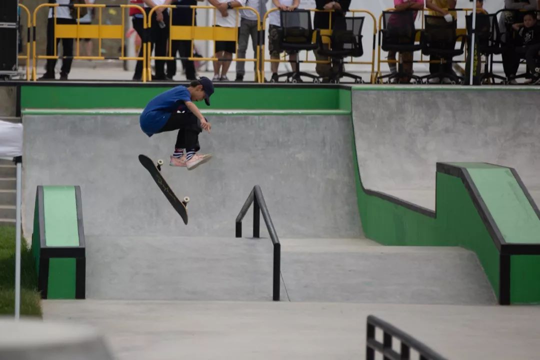 14岁中国女滑手开呲8层大扶手,二青会滑板项目山西太原圆满收官!
