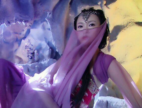 和霍建华饰演的徐长卿痴恋三世,剧中紫色的衣服加上紫色的面纱给人以