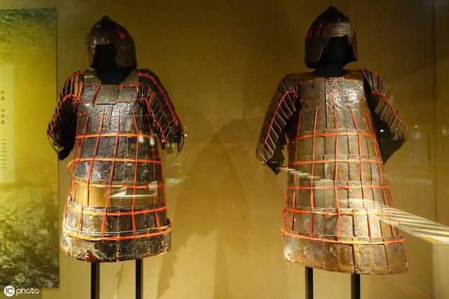 鞈如金石",意思是说当时的楚国士兵配备了鲨鱼皮和犀牛皮制作的铠甲