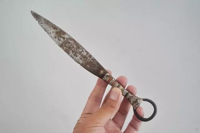 而这把小刀上面有彝族文字,是不是很少见?