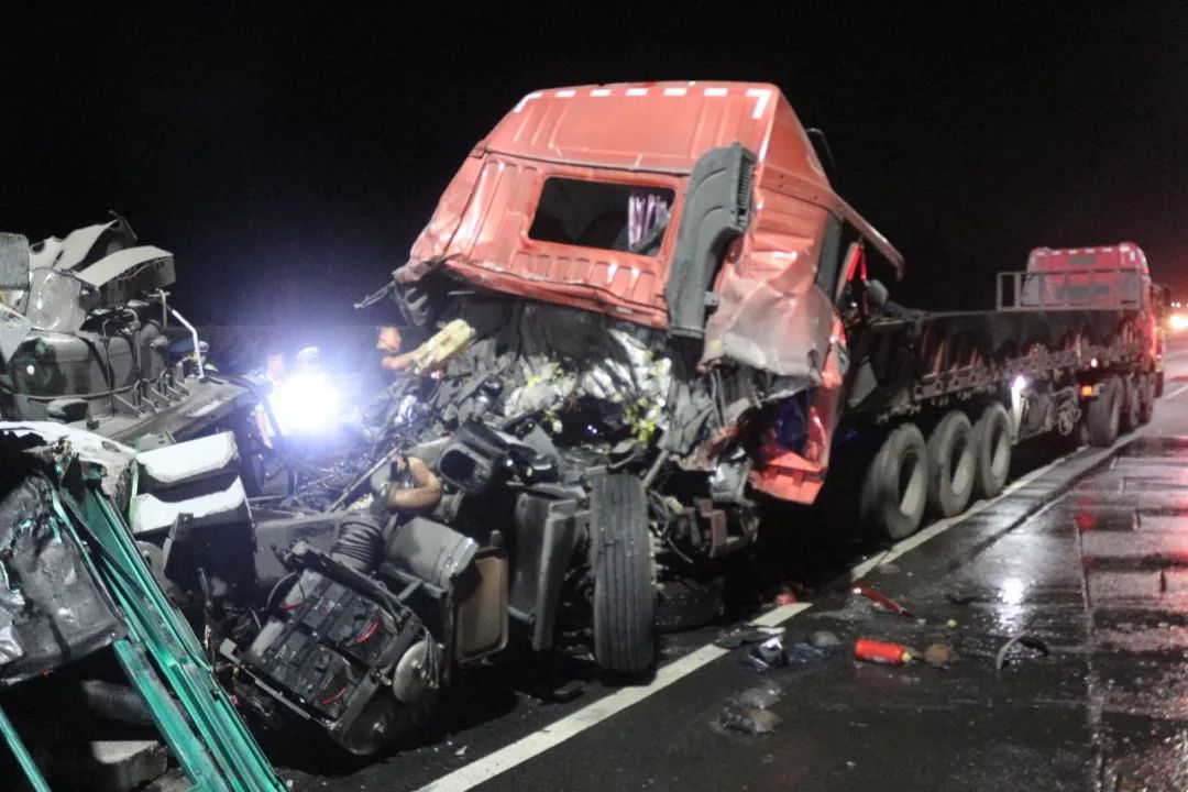 事发长清,高速路上两重型货车追尾,现场惊心……_货物