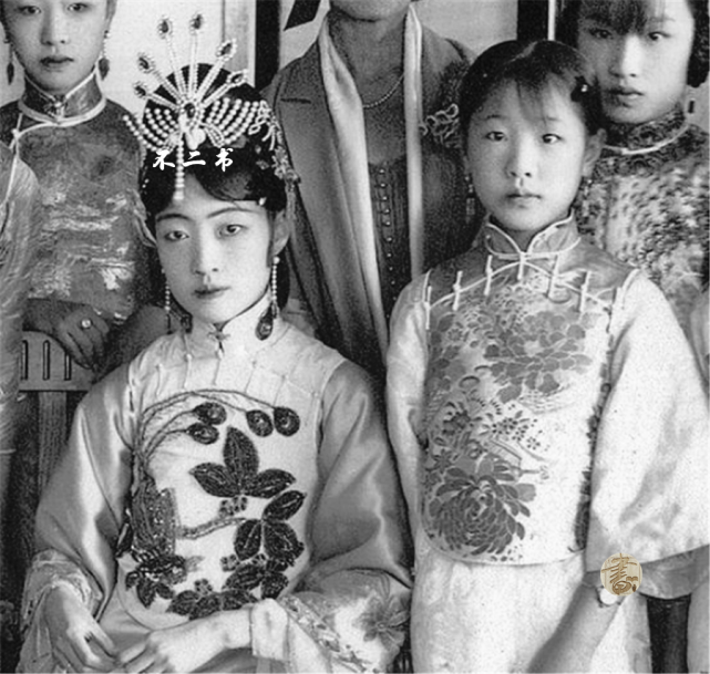 照片为婉容和溥仪妹妹们的合影,在伪满时期的很长一段日子里,婉容遭到