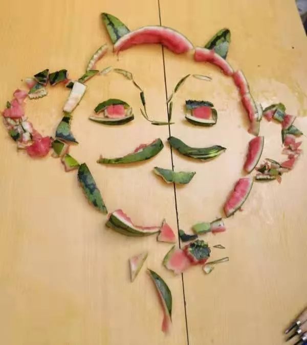 每班学生利用西瓜皮进行雕刻,绘画等形式的创意比赛,最后由学校评委