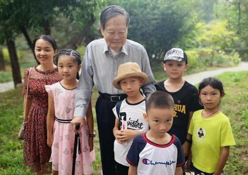 原创活久见杨振宁翁帆手牵手出行96岁老人携孩子合影场景温馨