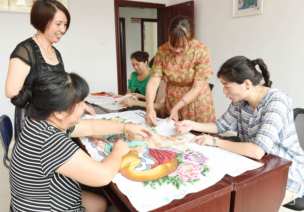 丰江社区一根针万条线十字绣织巧传邻里情