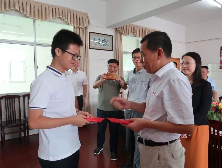 县委袁守旺书记看望吉水二中录取清华大学学子,并调研吉水二中迁建