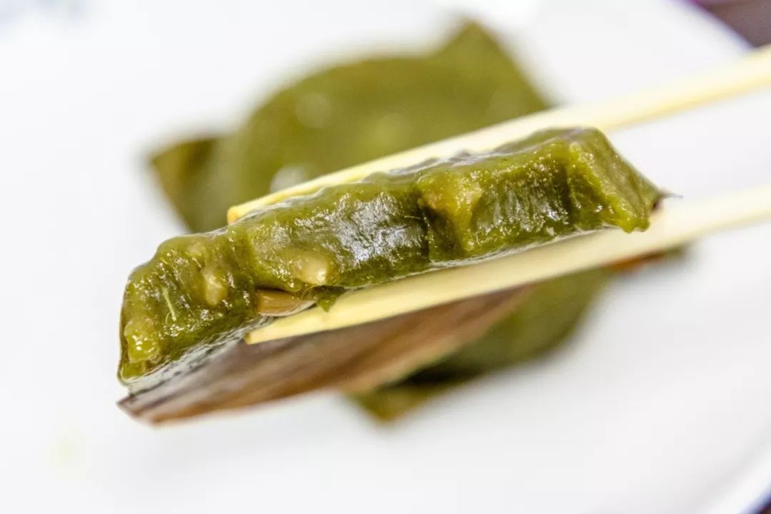 中间夹杂着一些花生粒,能给艾籺增香不少.