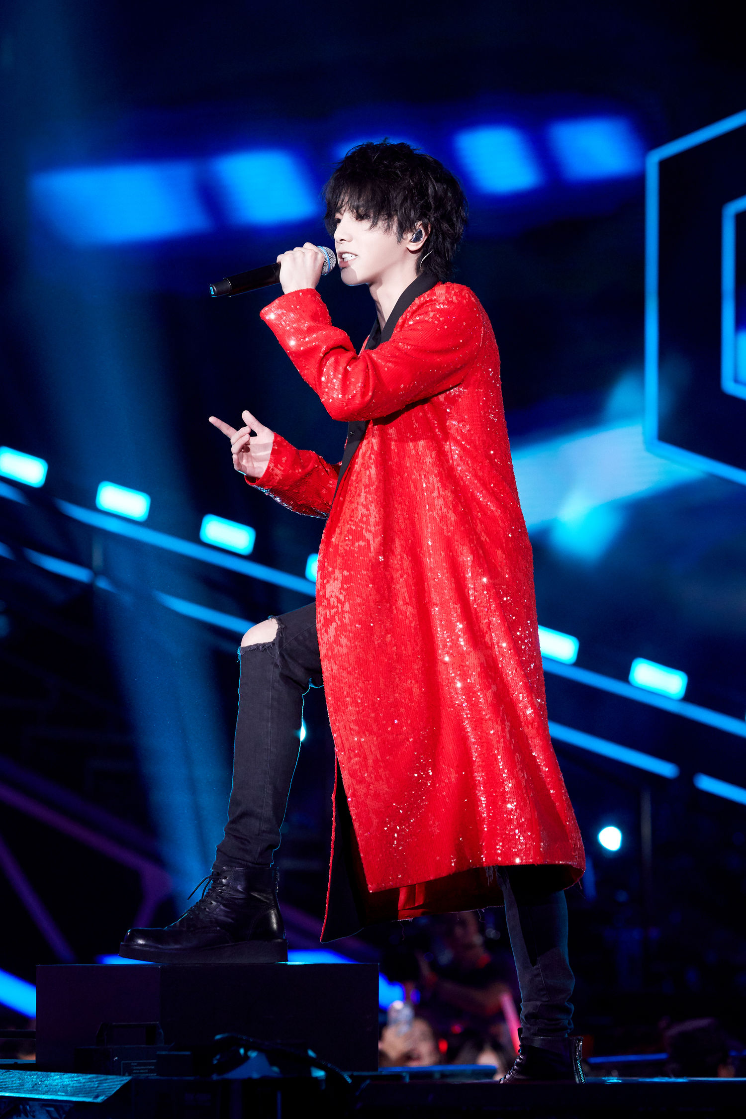 极限挑战公益演唱会纯享版即将播出 今晚锁定红衣大魔王华晨宇的舞台!