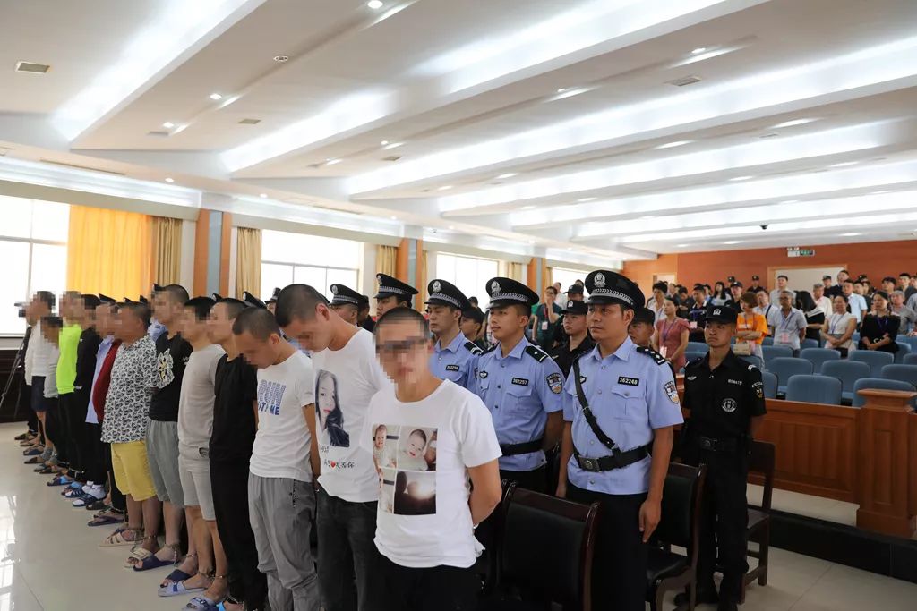 公然开枪示威!赣州16人黑社会组织被连锅端