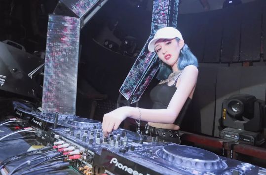 umi在17岁出道后以突飞猛进的趋势成为了国内优秀的女dj艺人20岁成为