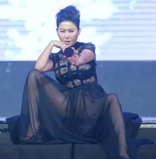 她是圈中大姐大,认8个干儿子名包当狗窝,今53岁穿着豪放狂整容_蓝心湄