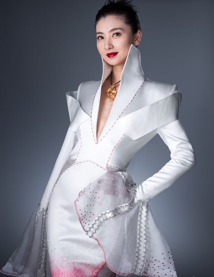 原创35岁斓曦终于惊艳穿白裙涂红唇气场全开沈眉庄逆袭变女王