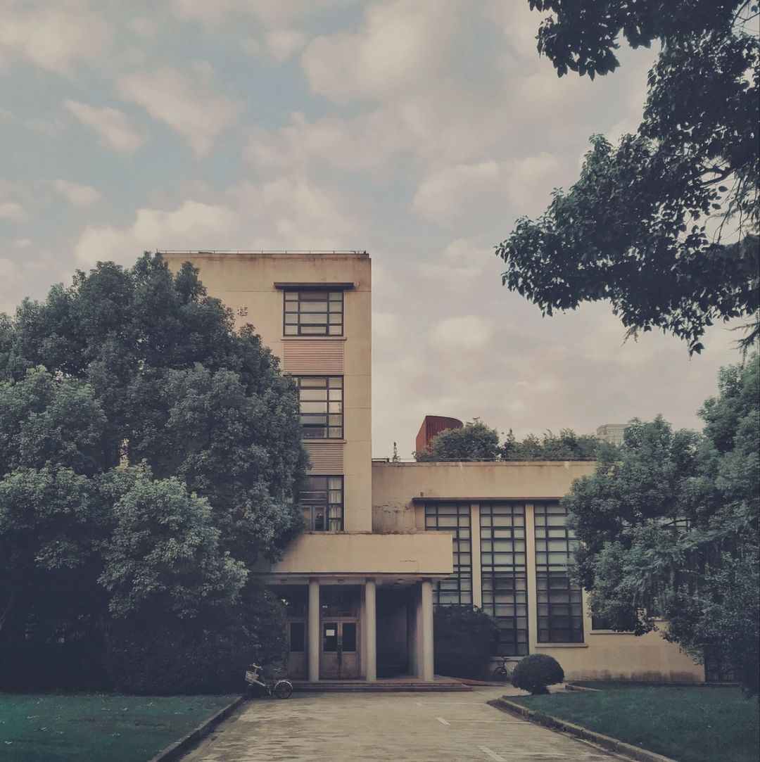 上海的同济大学文远楼北京的华北无线电器材718联合厂(现798艺术区)"