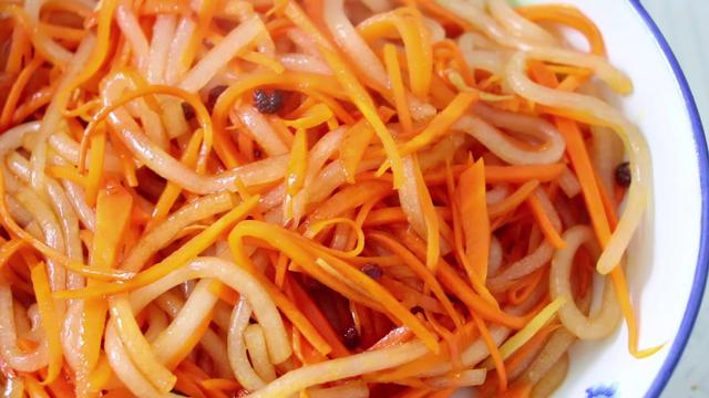 原创原来胡萝卜炒粉条这样做才好吃难怪以前炒粉条老粘锅诀窍在这
