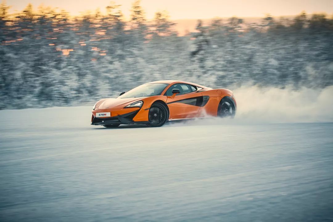 酷暑难熬,试试在极地体验冰上漂移?_搜狐汽车_搜狐网