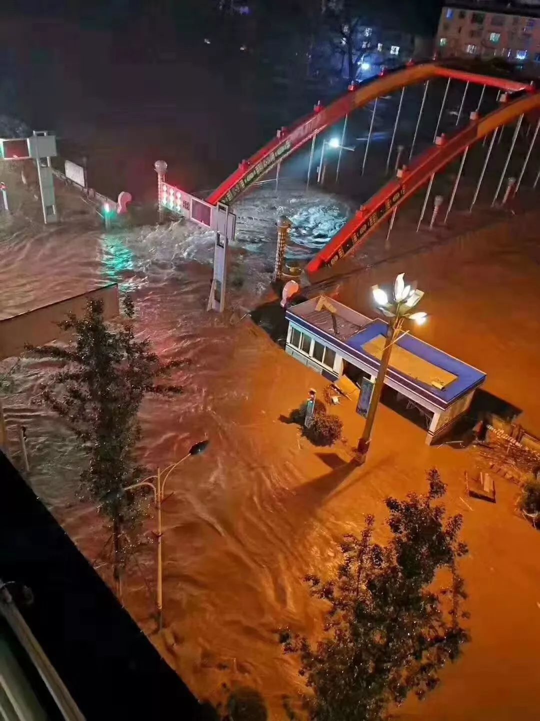 四川多地出现险情乐山暴雨洪涝大街上车被冲走上万人紧急转移暴雨还将