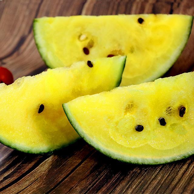 原创黄瓤西瓜是转基因的吗它和红瓤西瓜有何不同的营养价值