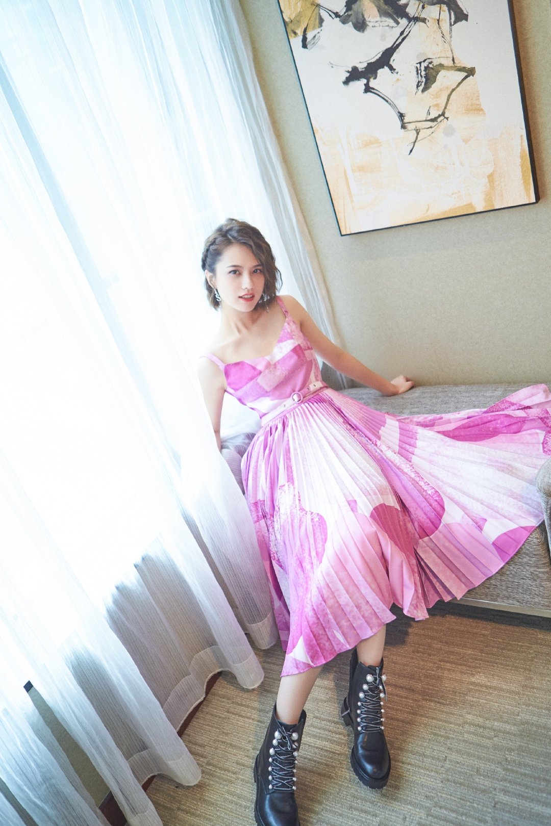亲爱的孙亚亚最新造型换编发穿粉色吊带裙气质很出众