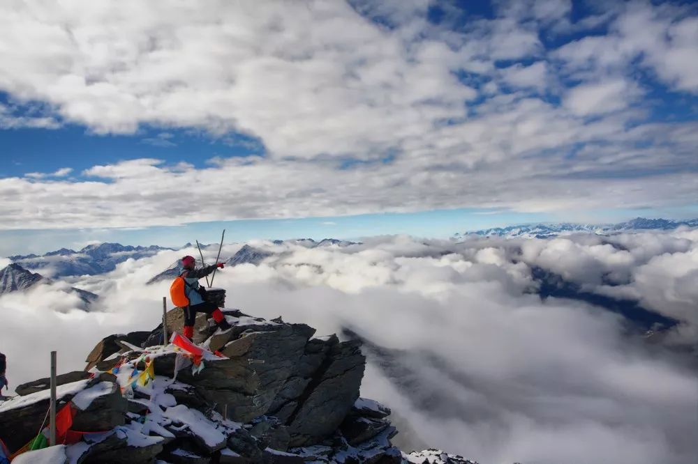 欢迎广大登山爱好者前来四姑娘山,布达拉峰,玉兔峰,五色山等.