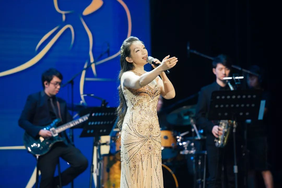 科学与艺术女神的双翼访科学艺术家曾凡一教授