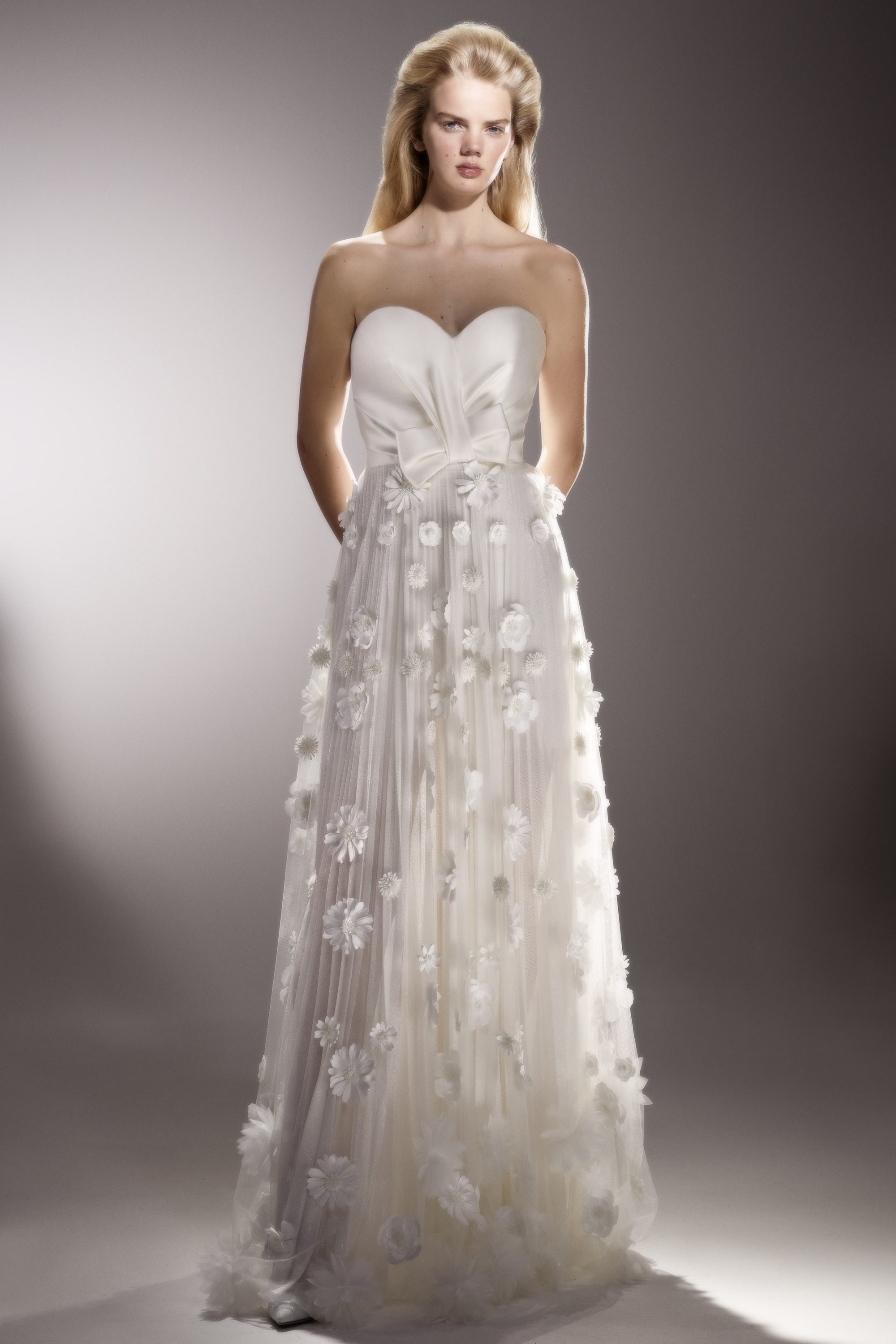 古力娜扎穿viktorrolf花瓣婚纱为新剧造型