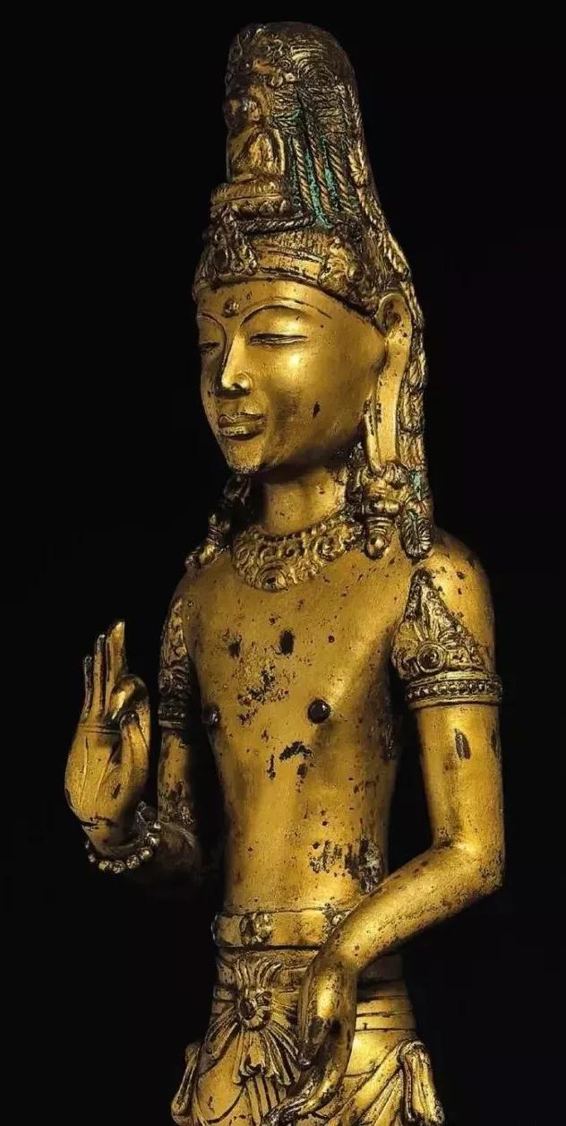 本尊高髻底部饰以比例偏大的阿弥陀佛坐像,此乃观音菩萨之身份标识.