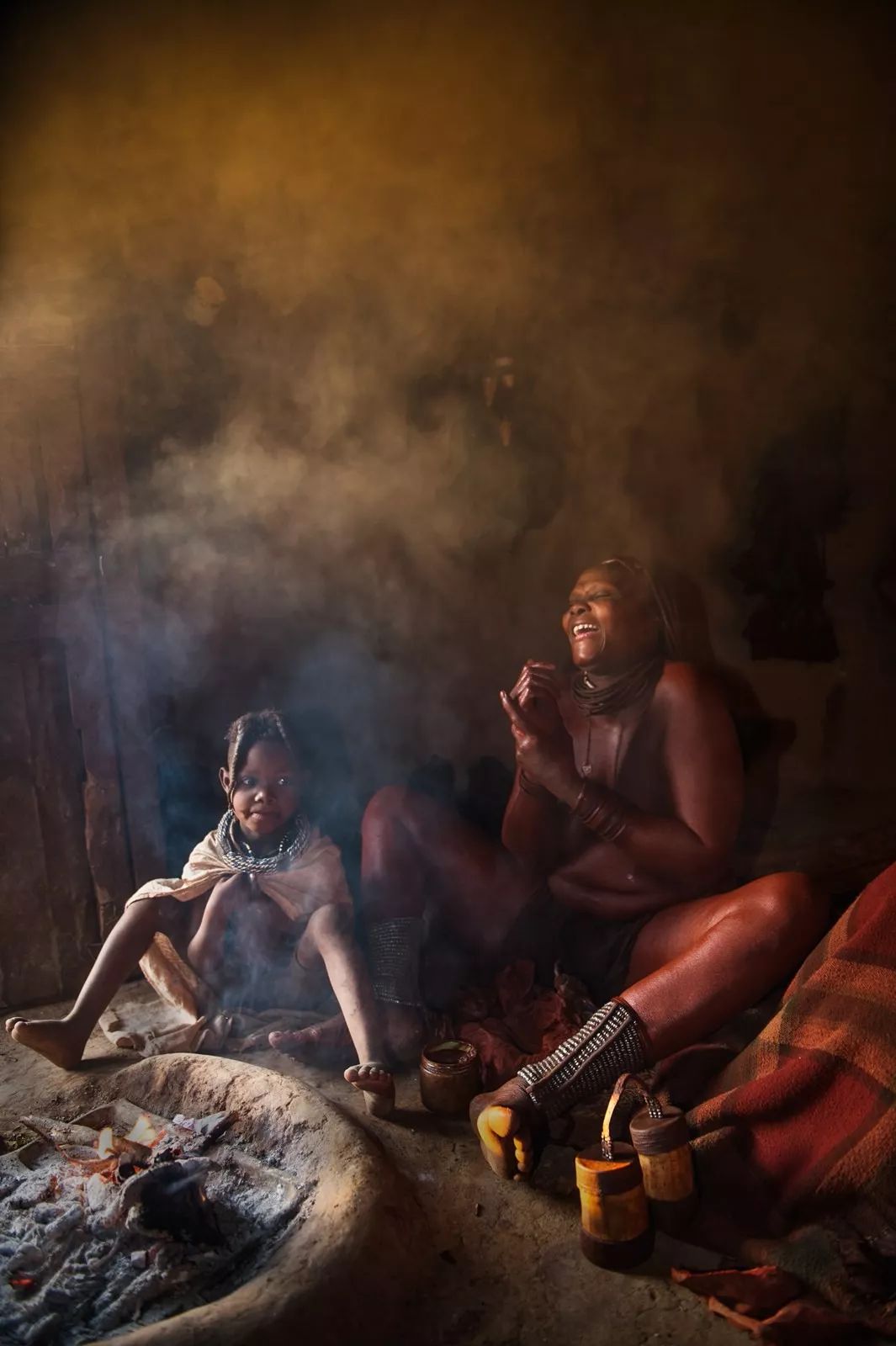 到纳米比亚拍摄红泥人洗澡奇异习俗(干洗,且天天如此) 摄影:陈峰(老柒