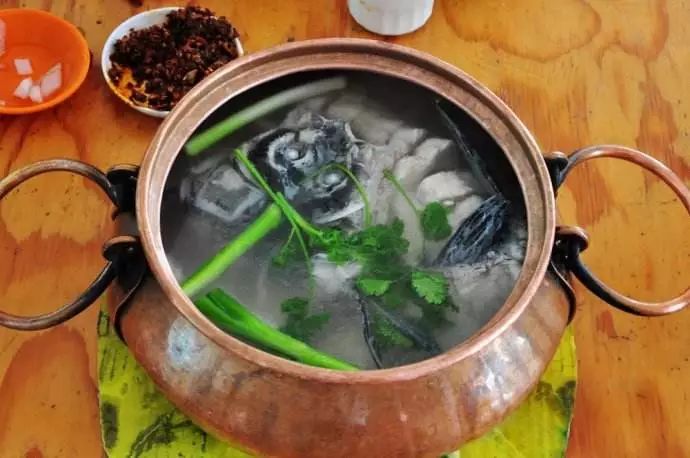 铜锅煮鱼是江川县湖边渔民的家常菜.