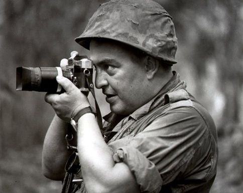 法斯当时作为一线战地记者,曾长时间出没于各大越南战场,见识了无数生