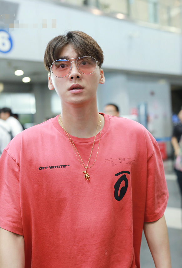 原创李易峰穿红粉色t恤开启拍摄行程清甜帅气完全开启夏日模式