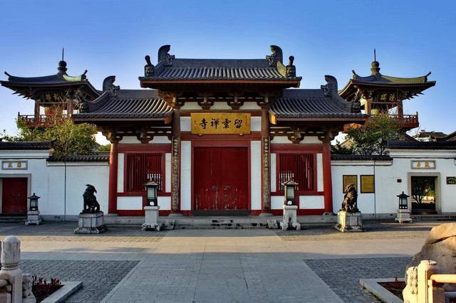 白鹤寺,又称白鹤南翔寺,云翔寺,相传建于梁天监年间,但据石刻碑记史料