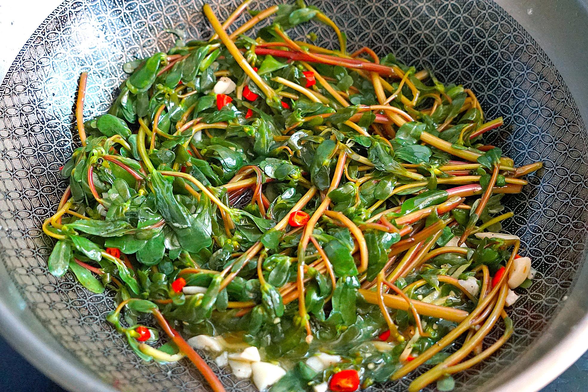 这菜有长寿草美誉城里3块钱1斤和蒜头爆炒酸爽又开胃