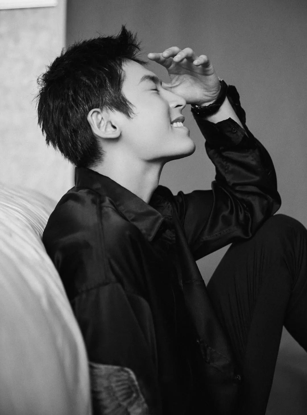 再来一个阳光微笑还有迷人深邃的小眼神哇哦~~就是他啦张哲瀚你的鸡腿