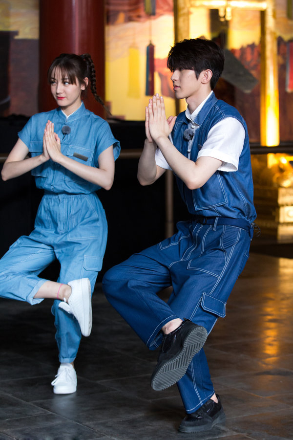 迪丽热巴蔡徐坤穿情侣衣同框两人大鹏展翅