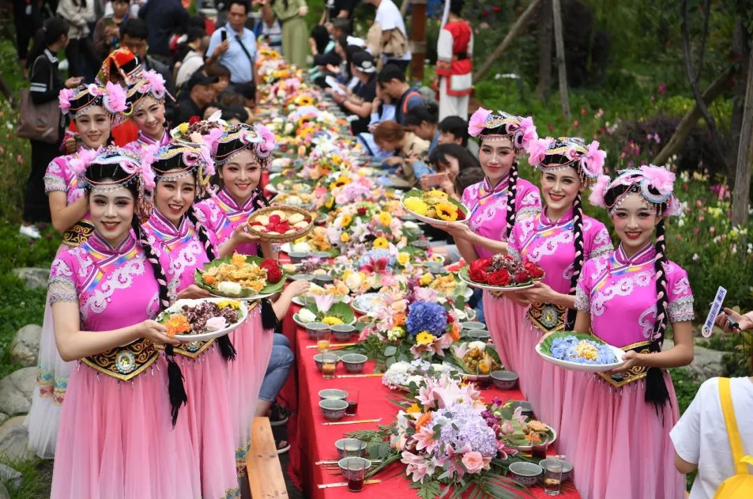 鲜花也能当菜吃,丽江千古情景区百花宴请游客_云南