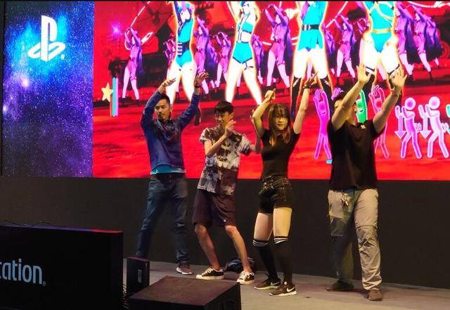 邀请现场观众前来参与,主舞台一时间"群魔乱舞"