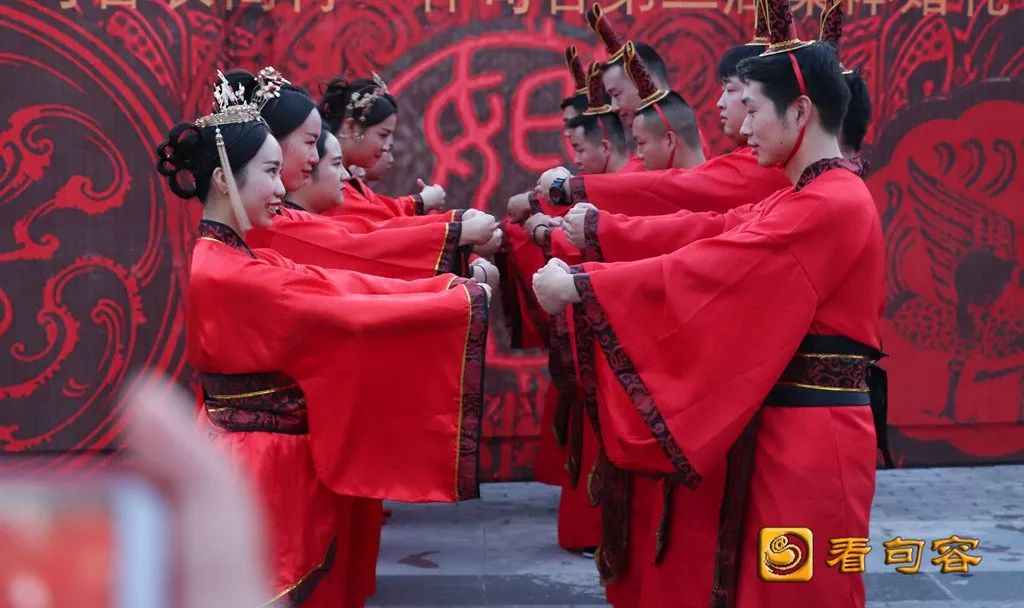 官的口令下,新人们遵循古礼,依次进行着简而不繁,寓意深刻的汉式礼仪