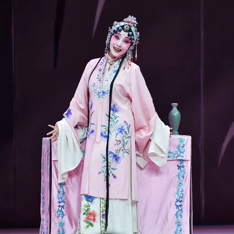 烟姿玉骨沈世华