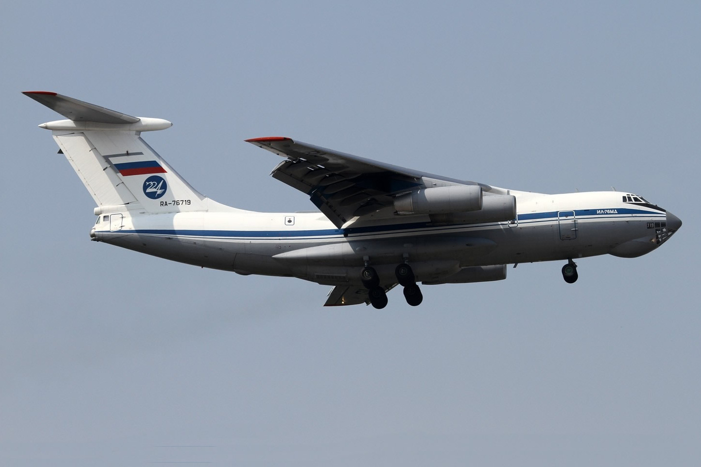 矛头直指西方国家,40架俄伊尔76空降克里米亚,8万俄军待命