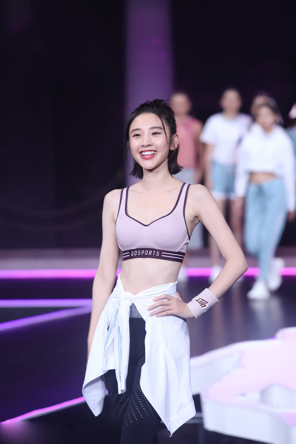 唐艺昕蜜月归来火速营业,运动装备炫"腹"秀身材