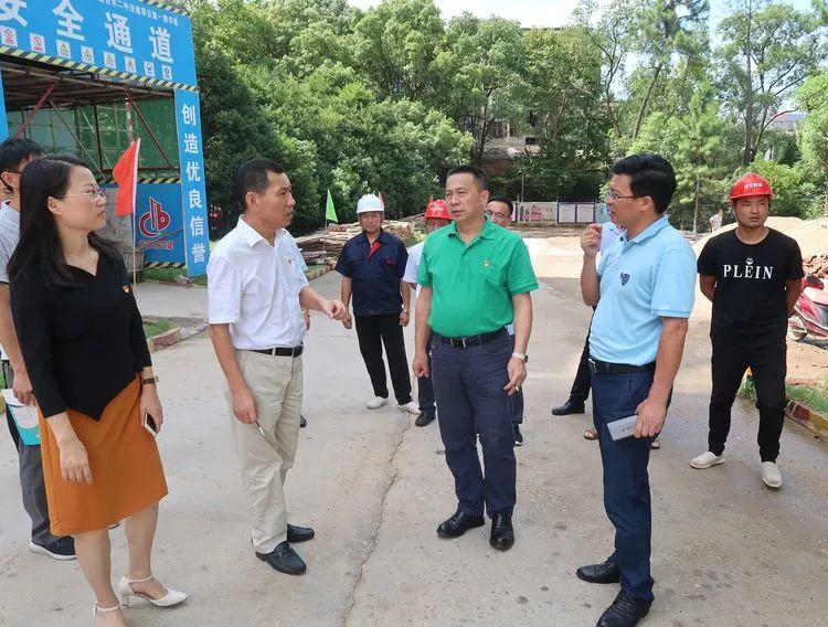 县委袁守旺书记看望吉水二中录取清华大学学子,并调研吉水二中迁建