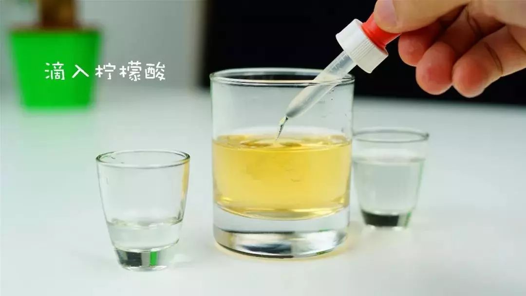 分别配置两小杯碱水以及柠檬酸溶液,并充分搅拌溶解;1.