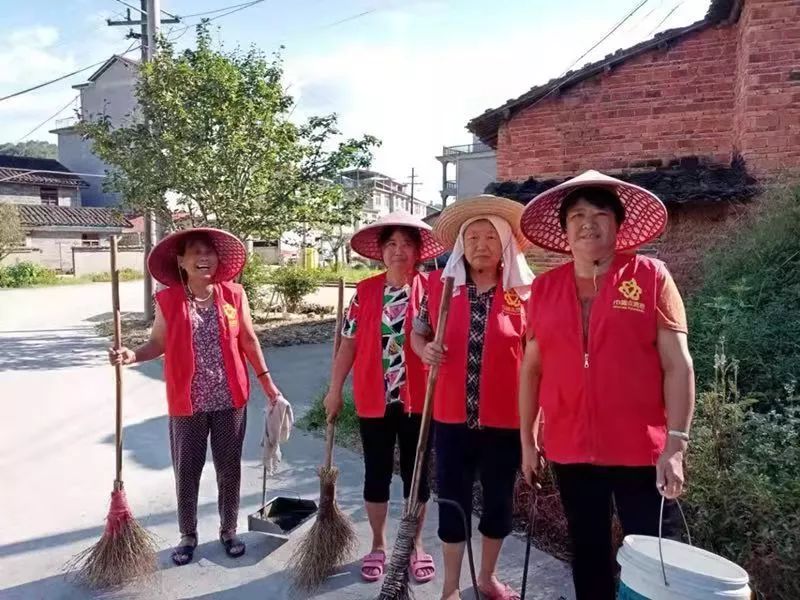 农村人居环境整治巾帼志愿者在行动兴田镇圆梦村工作动态2019年7月30