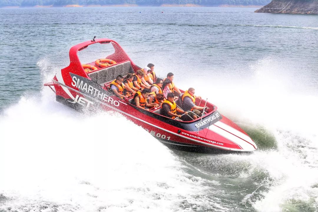 在惊魂未定时,又来一个"飙车"从急速降为低速喷射飞艇lets go!